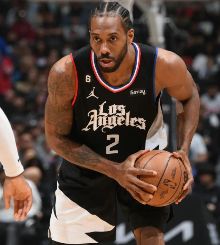 熊猫体育中国App-「马刺成功守住主场，伦纳德连得20+」