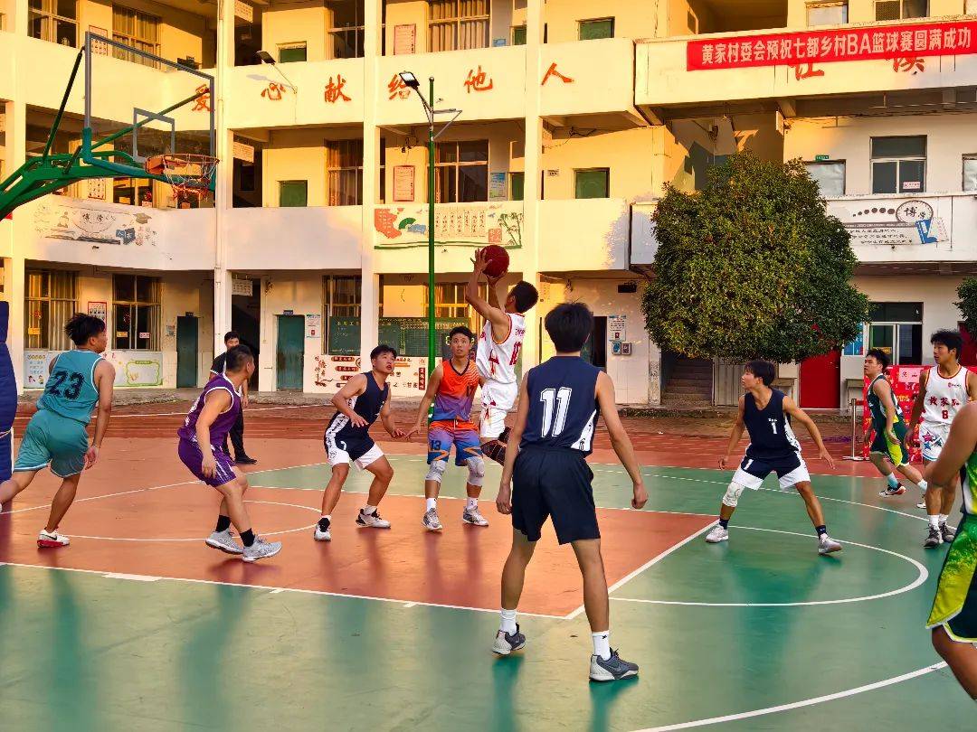 昔日功勋球员捧场,全明星赛气氛火爆 昔日功勋球员捧场,全明星赛气氛火爆