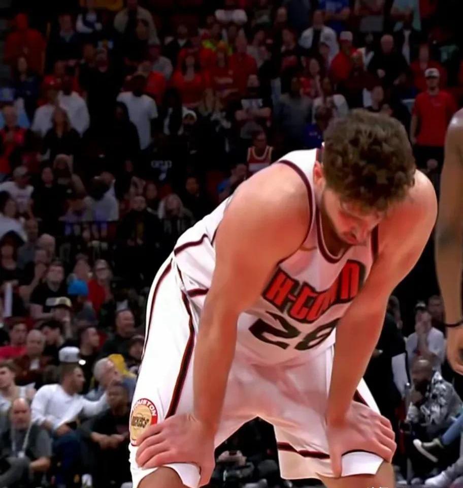 比赛进行中突发状况,球员应变能力受考验 比赛进行中突发状况,球员应变能力受考验