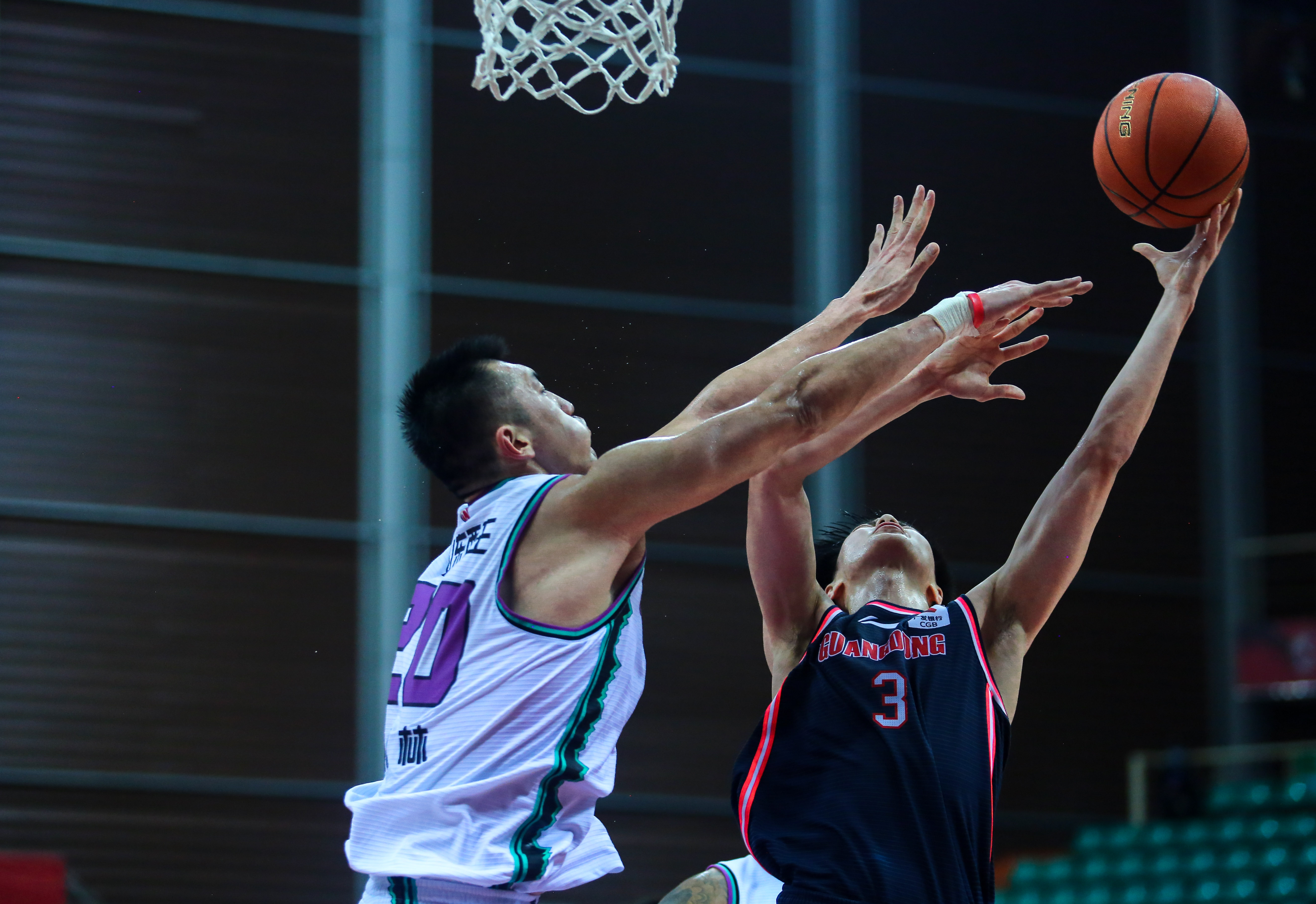 熊猫体育互动-篮球队凭借团结合作取得成功